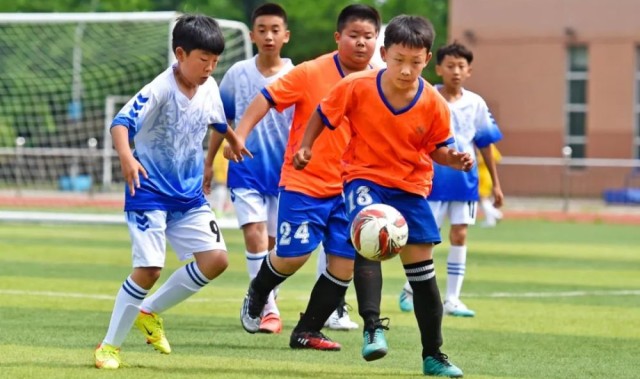  门兴格拉德巴赫默契配合，团队足球彰显德甲魅力  