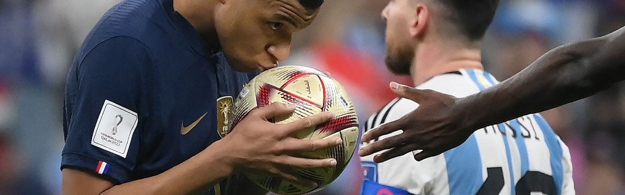  法甲金靴争夺战梅西领跑姆巴佩紧追  