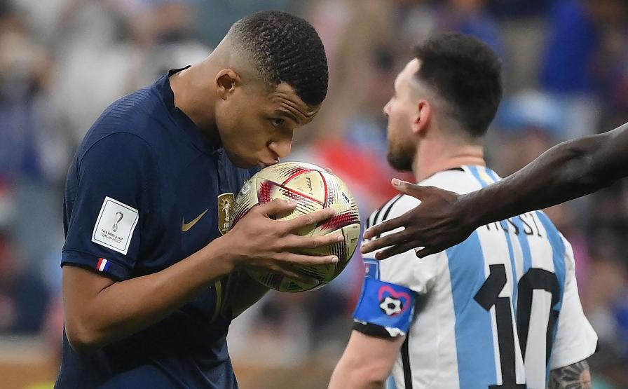  法甲金靴争夺战梅西领跑姆巴佩紧追  